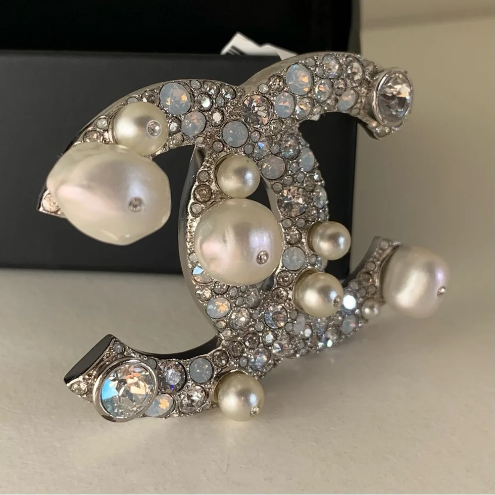 XL Pearl Chanel broach pin